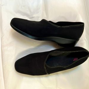 Munro American black stretch “walking wedge”